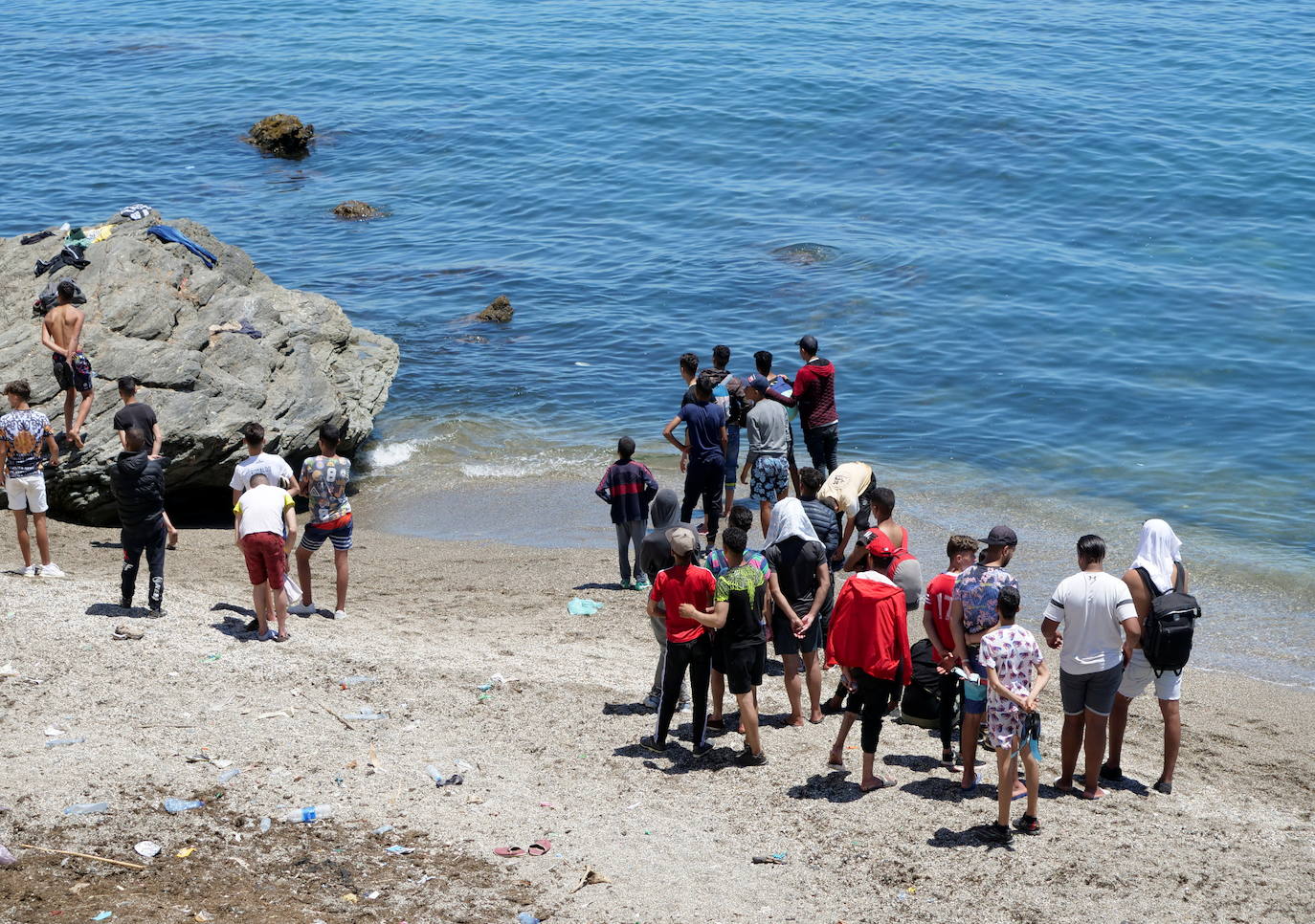  Por segundo día consecutivo, Ceuta ha vivido una crisis migratoria que está dejando datos e imágenes escalofriantes. En la costa ceutí se ha visto la llegada de miles de personas exhaustas, entre ellos jóvenes y niños, tras lanzarse al mar desde Marruecos para tratar de llegar a territorio español, ante la impasibilidad de los militares marroquíes. Algunas de estas personas han tenido que utilizar botellas de plástico a modo de flotador y otras han tenido que ser atendidas en la playa por las Fuerzas y Cuerpos de Seguridad y por voluntarios. 