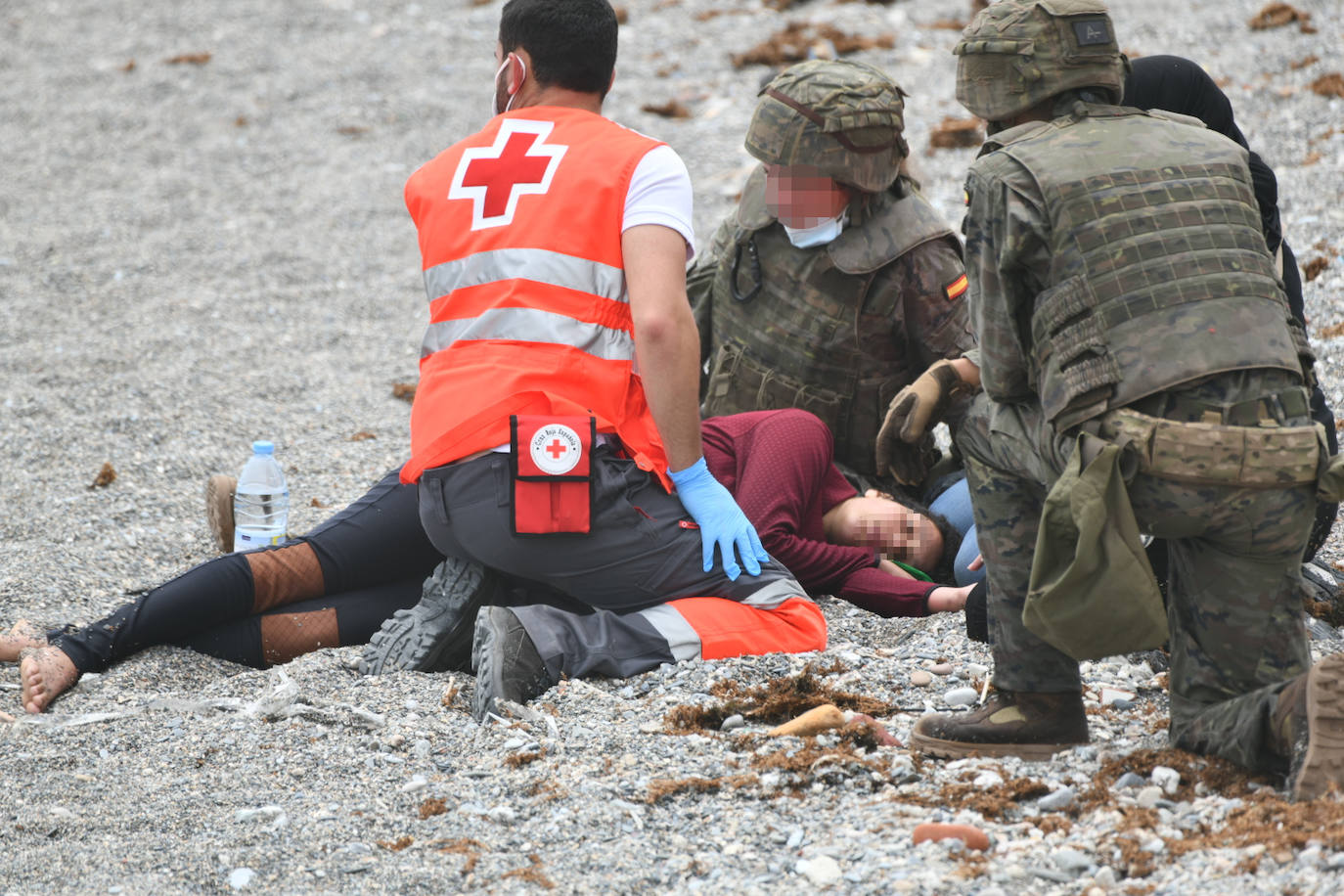  Por segundo día consecutivo, Ceuta ha vivido una crisis migratoria que está dejando datos e imágenes escalofriantes. En la costa ceutí se ha visto la llegada de miles de personas exhaustas, entre ellos jóvenes y niños, tras lanzarse al mar desde Marruecos para tratar de llegar a territorio español, ante la impasibilidad de los militares marroquíes. Algunas de estas personas han tenido que utilizar botellas de plástico a modo de flotador y otras han tenido que ser atendidas en la playa por las Fuerzas y Cuerpos de Seguridad y por voluntarios. 