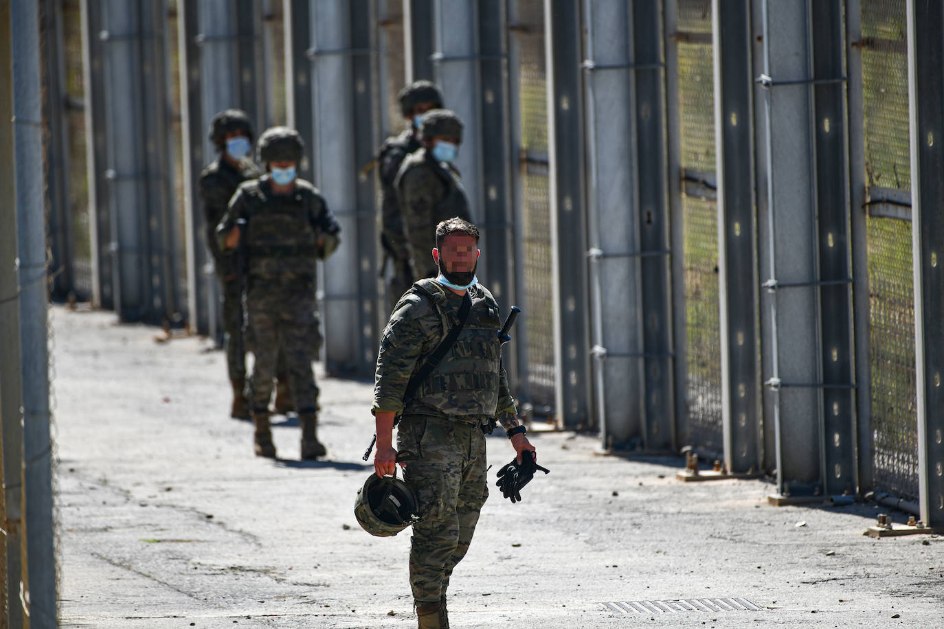  Por segundo día consecutivo, Ceuta ha vivido una crisis migratoria que está dejando datos e imágenes escalofriantes. En la costa ceutí se ha visto la llegada de miles de personas exhaustas, entre ellos jóvenes y niños, tras lanzarse al mar desde Marruecos para tratar de llegar a territorio español, ante la impasibilidad de los militares marroquíes. Algunas de estas personas han tenido que utilizar botellas de plástico a modo de flotador y otras han tenido que ser atendidas en la playa por las Fuerzas y Cuerpos de Seguridad y por voluntarios. 