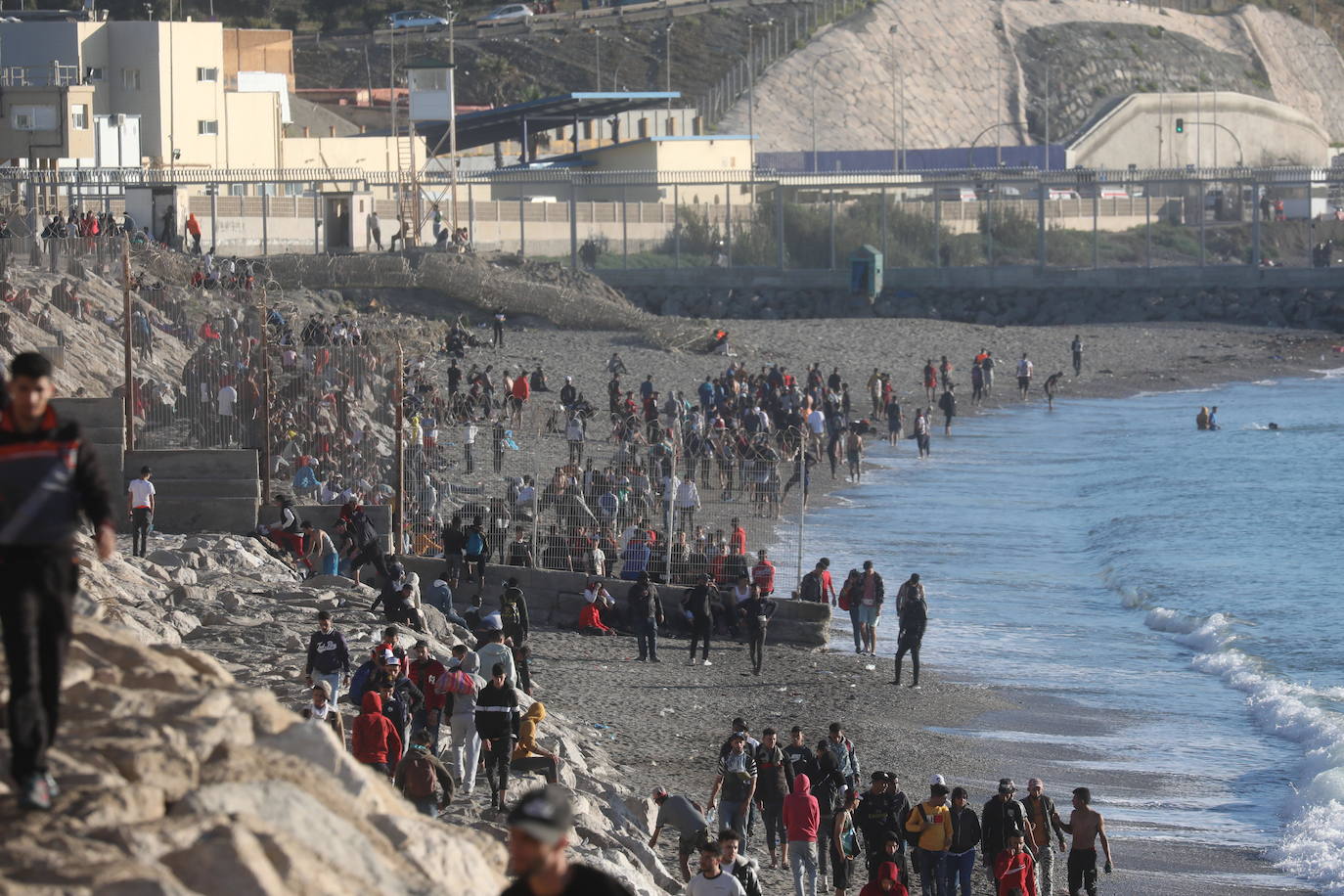  Por segundo día consecutivo, Ceuta ha vivido una crisis migratoria que está dejando datos e imágenes escalofriantes. En la costa ceutí se ha visto la llegada de miles de personas exhaustas, entre ellos jóvenes y niños, tras lanzarse al mar desde Marruecos para tratar de llegar a territorio español, ante la impasibilidad de los militares marroquíes. Algunas de estas personas han tenido que utilizar botellas de plástico a modo de flotador y otras han tenido que ser atendidas en la playa por las Fuerzas y Cuerpos de Seguridad y por voluntarios. 