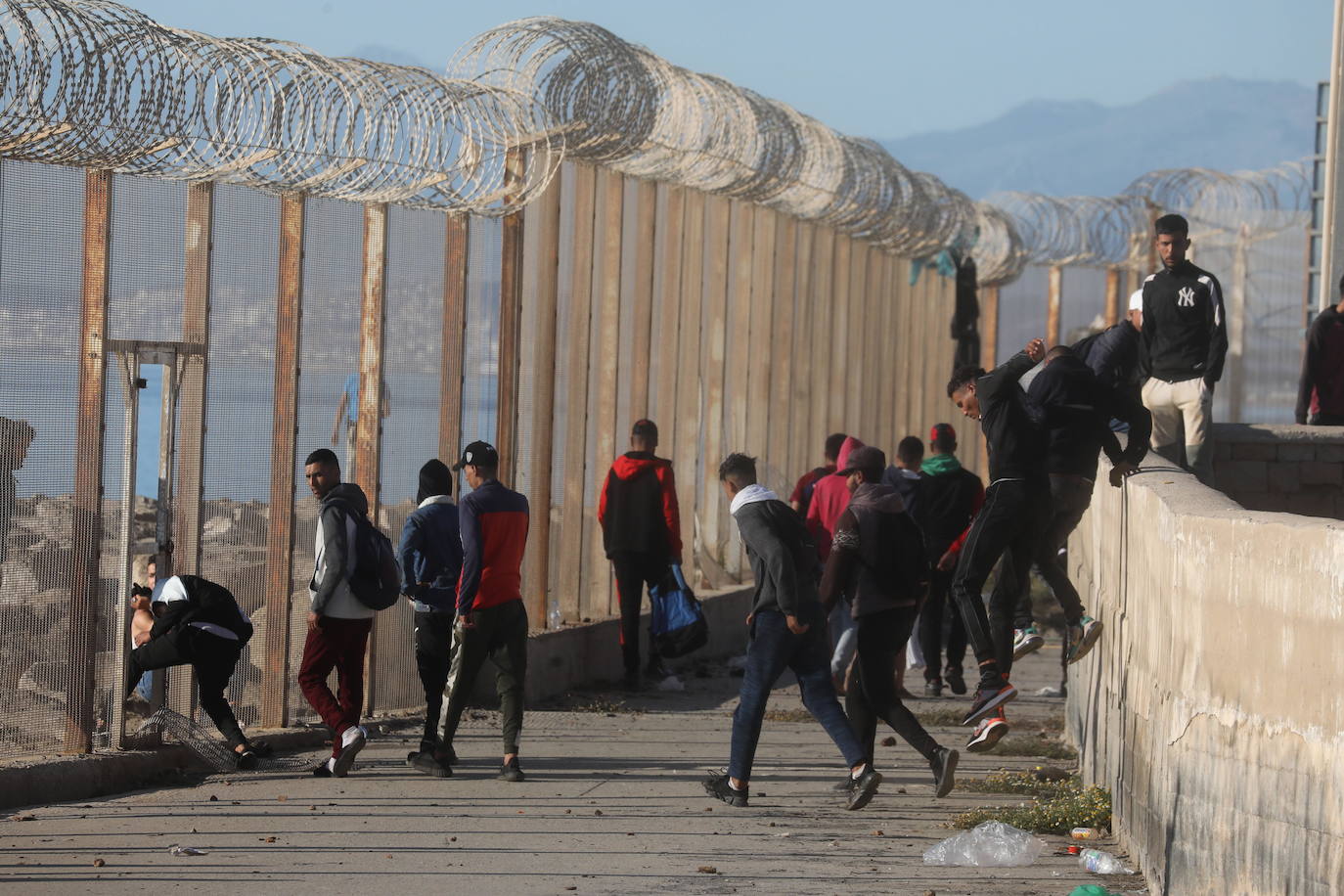  Por segundo día consecutivo, Ceuta ha vivido una crisis migratoria que está dejando datos e imágenes escalofriantes. En la costa ceutí se ha visto la llegada de miles de personas exhaustas, entre ellos jóvenes y niños, tras lanzarse al mar desde Marruecos para tratar de llegar a territorio español, ante la impasibilidad de los militares marroquíes. Algunas de estas personas han tenido que utilizar botellas de plástico a modo de flotador y otras han tenido que ser atendidas en la playa por las Fuerzas y Cuerpos de Seguridad y por voluntarios. 