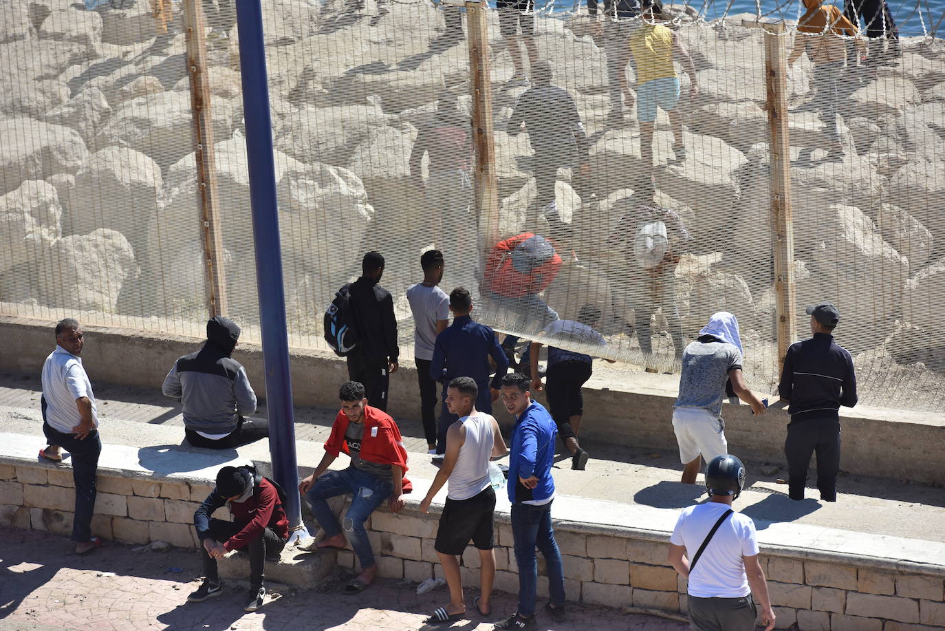  Por segundo día consecutivo, Ceuta ha vivido una crisis migratoria que está dejando datos e imágenes escalofriantes. En la costa ceutí se ha visto la llegada de miles de personas exhaustas, entre ellos jóvenes y niños, tras lanzarse al mar desde Marruecos para tratar de llegar a territorio español, ante la impasibilidad de los militares marroquíes. Algunas de estas personas han tenido que utilizar botellas de plástico a modo de flotador y otras han tenido que ser atendidas en la playa por las Fuerzas y Cuerpos de Seguridad y por voluntarios. 