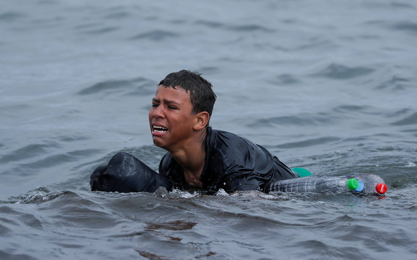  Por segundo día consecutivo, Ceuta ha vivido una crisis migratoria que está dejando datos e imágenes escalofriantes. En la costa ceutí se ha visto la llegada de miles de personas exhaustas, entre ellos jóvenes y niños, tras lanzarse al mar desde Marruecos para tratar de llegar a territorio español, ante la impasibilidad de los militares marroquíes. Algunas de estas personas han tenido que utilizar botellas de plástico a modo de flotador y otras han tenido que ser atendidas en la playa por las Fuerzas y Cuerpos de Seguridad y por voluntarios. 