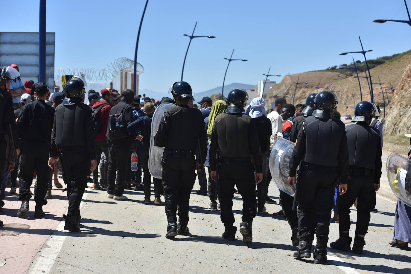  Por segundo día consecutivo, Ceuta ha vivido una crisis migratoria que está dejando datos e imágenes escalofriantes. En la costa ceutí se ha visto la llegada de miles de personas exhaustas, entre ellos jóvenes y niños, tras lanzarse al mar desde Marruecos para tratar de llegar a territorio español, ante la impasibilidad de los militares marroquíes. Algunas de estas personas han tenido que utilizar botellas de plástico a modo de flotador y otras han tenido que ser atendidas en la playa por las Fuerzas y Cuerpos de Seguridad y por voluntarios. 