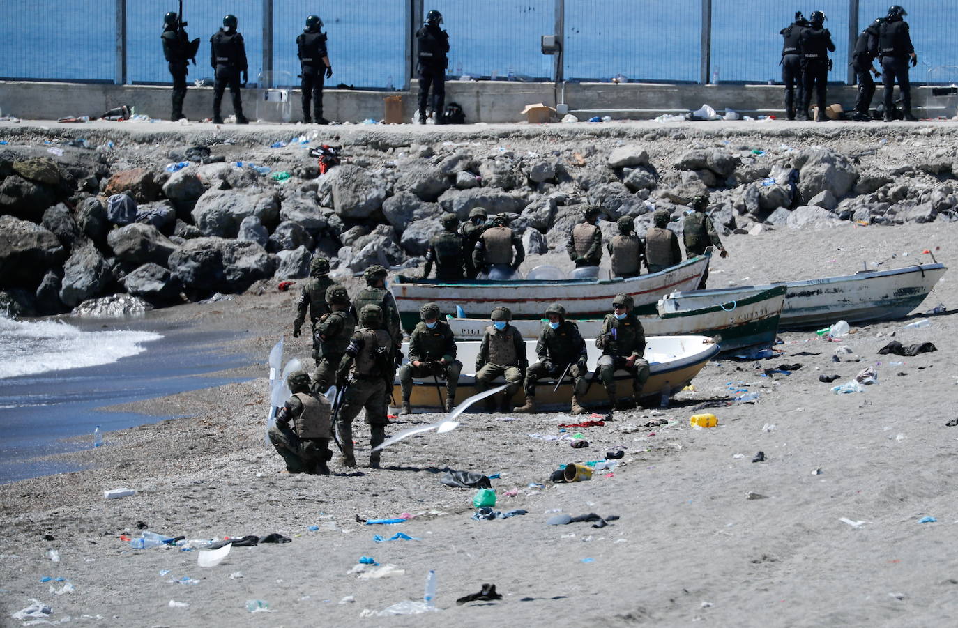  Por segundo día consecutivo, Ceuta ha vivido una crisis migratoria que está dejando datos e imágenes escalofriantes. En la costa ceutí se ha visto la llegada de miles de personas exhaustas, entre ellos jóvenes y niños, tras lanzarse al mar desde Marruecos para tratar de llegar a territorio español, ante la impasibilidad de los militares marroquíes. Algunas de estas personas han tenido que utilizar botellas de plástico a modo de flotador y otras han tenido que ser atendidas en la playa por las Fuerzas y Cuerpos de Seguridad y por voluntarios. 