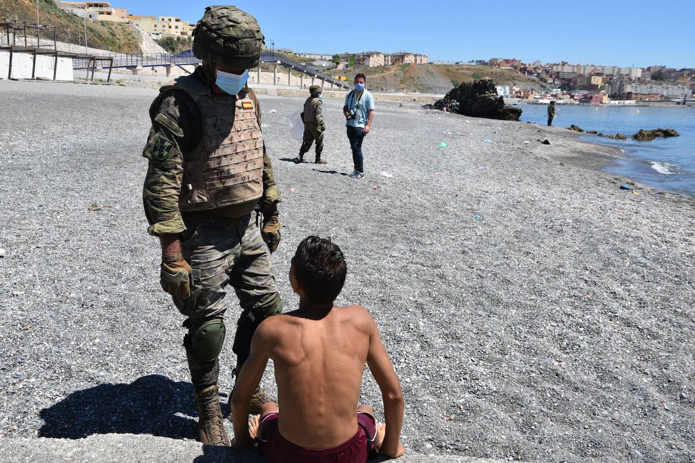  Por segundo día consecutivo, Ceuta ha vivido una crisis migratoria que está dejando datos e imágenes escalofriantes. En la costa ceutí se ha visto la llegada de miles de personas exhaustas, entre ellos jóvenes y niños, tras lanzarse al mar desde Marruecos para tratar de llegar a territorio español, ante la impasibilidad de los militares marroquíes. Algunas de estas personas han tenido que utilizar botellas de plástico a modo de flotador y otras han tenido que ser atendidas en la playa por las Fuerzas y Cuerpos de Seguridad y por voluntarios. 