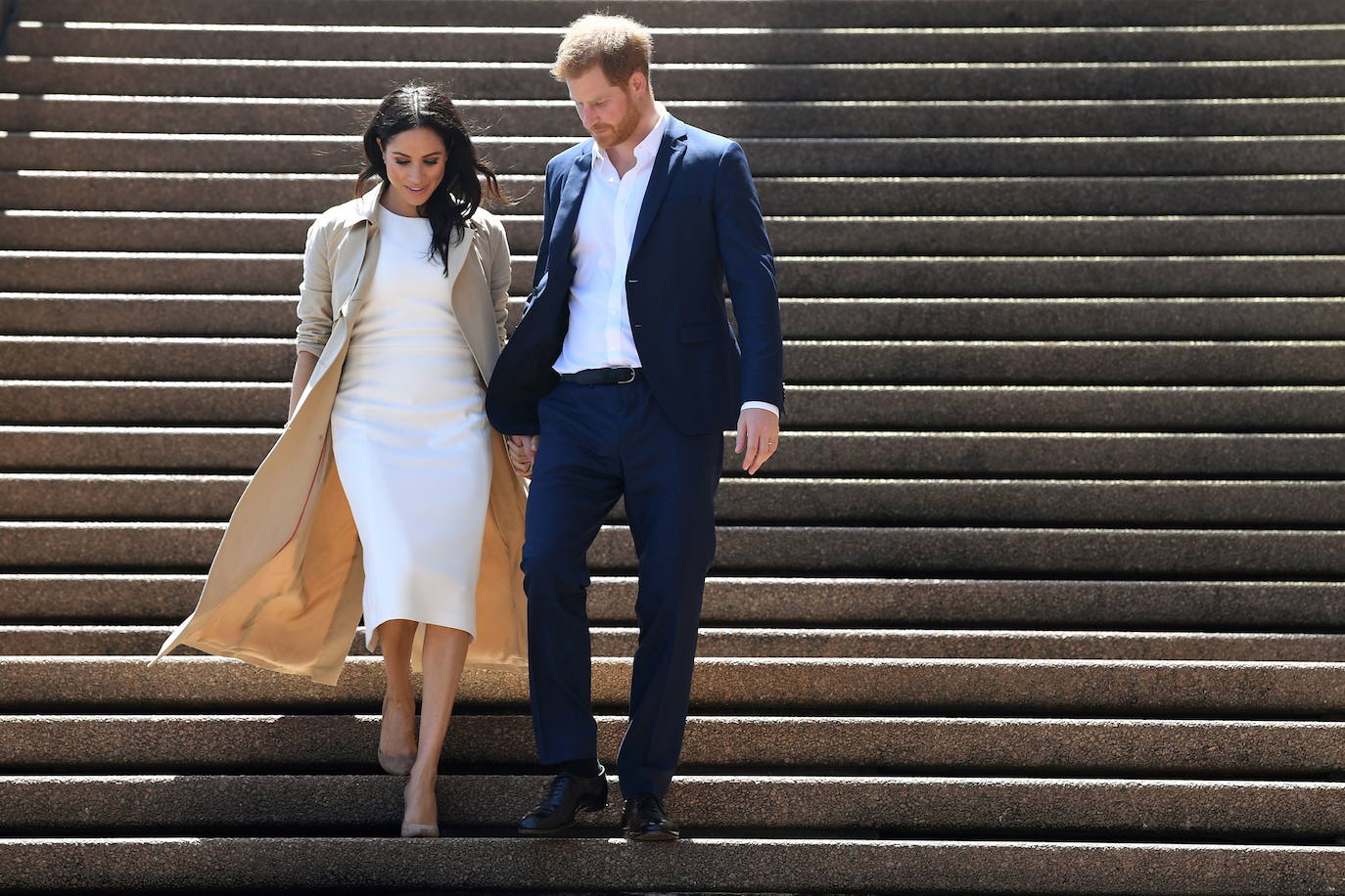 El 19 de mayo de 2018, Harry y Meghan Markle se daban el 'sí, quiero' en la capilla de San Jorge del Castillo de Windsor en una historia que parecía sacada de un guión de cine: la estrella cortesana y el príncipe se embarcaban en un bella historia de amor más allá de las clases sociales y los prejuicios. Tres años después esperan su segundo hijo y el amor continua siendo nexo de unión entre ambos pero su distanciamiento de la Casa Real ha sido inevitable.Ahora continúan juntos su vida en Estados Unidos.