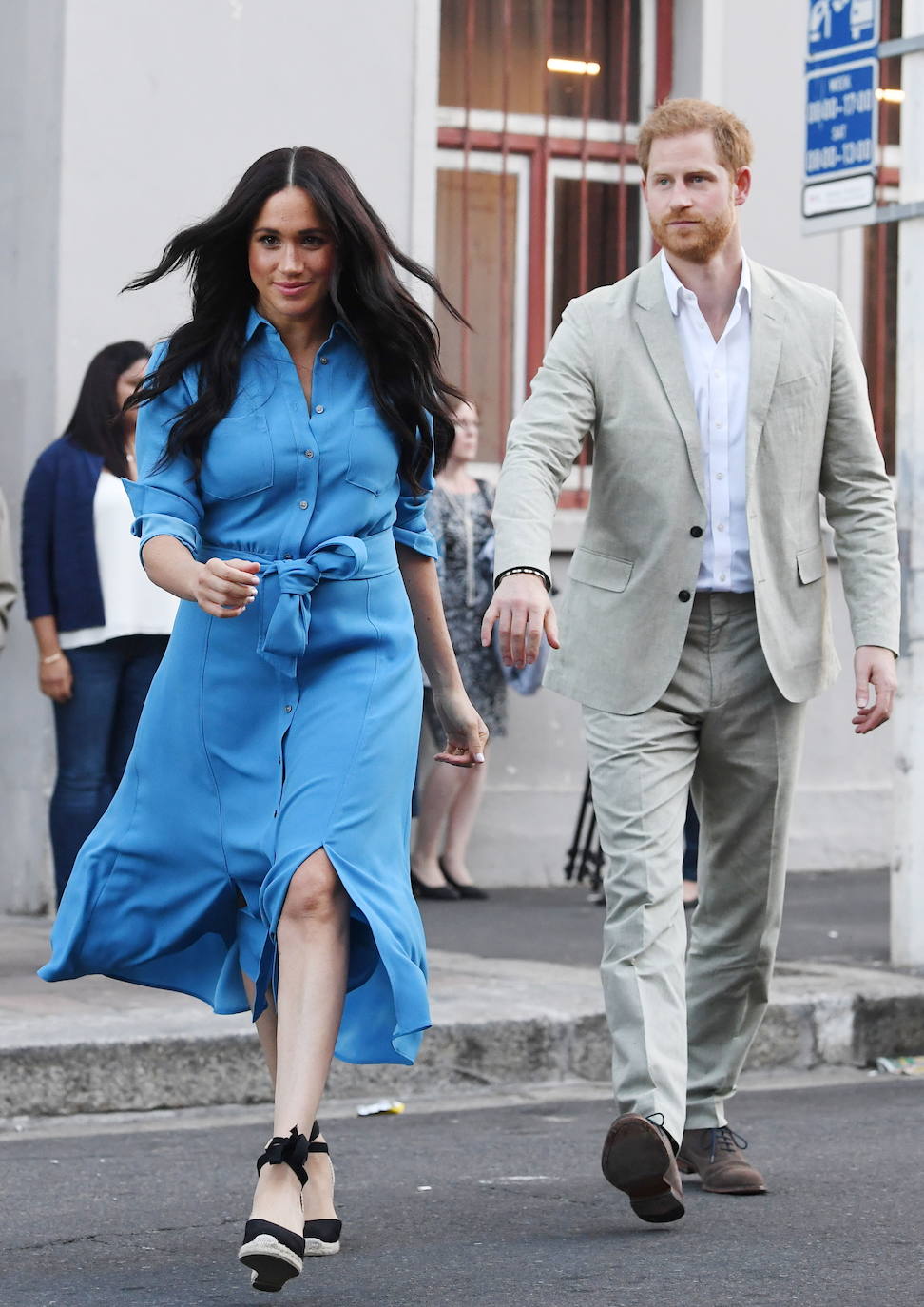 El 19 de mayo de 2018, Harry y Meghan Markle se daban el 'sí, quiero' en la capilla de San Jorge del Castillo de Windsor en una historia que parecía sacada de un guión de cine: la estrella cortesana y el príncipe se embarcaban en un bella historia de amor más allá de las clases sociales y los prejuicios. Tres años después esperan su segundo hijo y el amor continua siendo nexo de unión entre ambos pero su distanciamiento de la Casa Real ha sido inevitable.Ahora continúan juntos su vida en Estados Unidos.