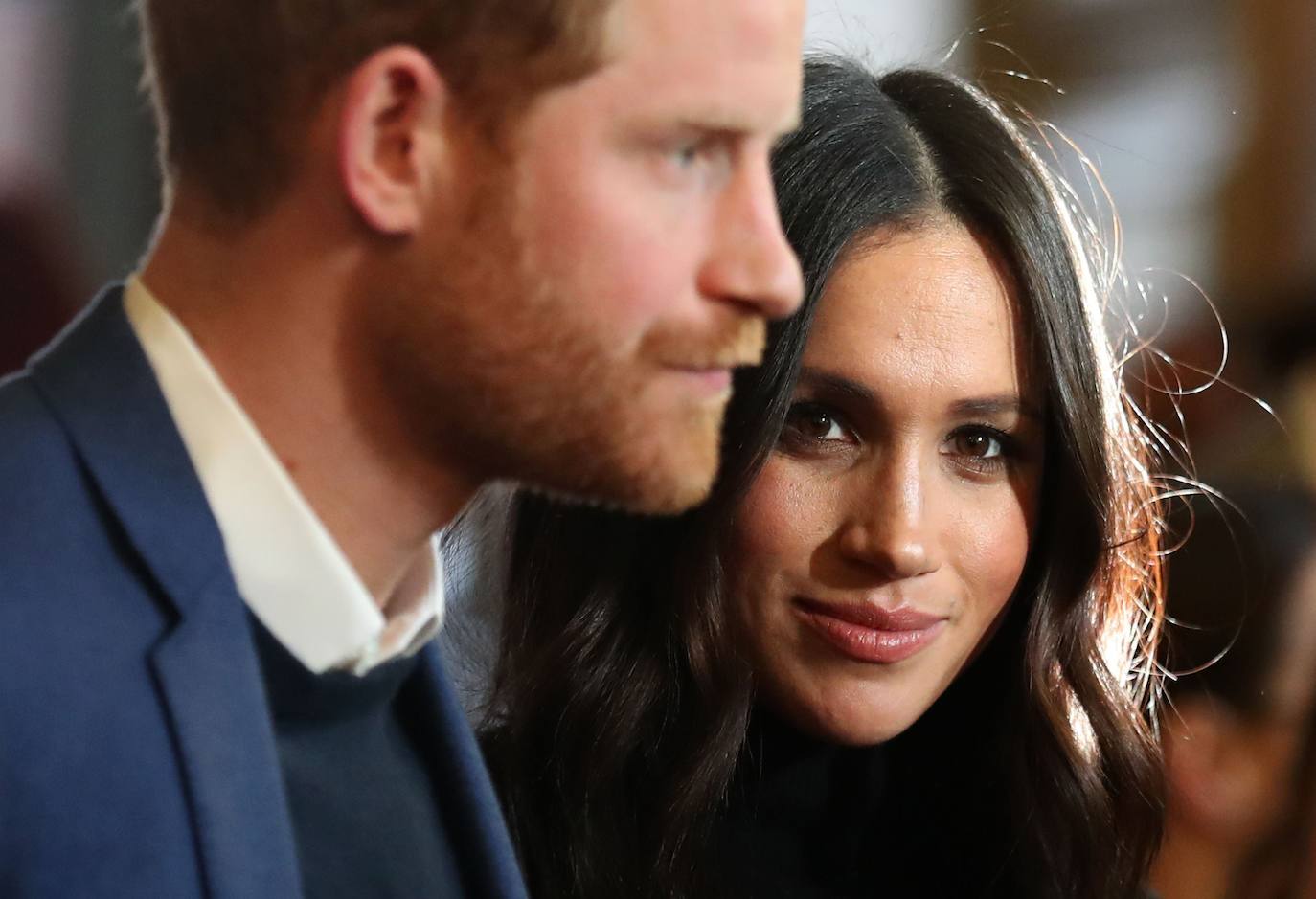 El 19 de mayo de 2018, Harry y Meghan Markle se daban el 'sí, quiero' en la capilla de San Jorge del Castillo de Windsor en una historia que parecía sacada de un guión de cine: la estrella cortesana y el príncipe se embarcaban en un bella historia de amor más allá de las clases sociales y los prejuicios. Tres años después esperan su segundo hijo y el amor continua siendo nexo de unión entre ambos pero su distanciamiento de la Casa Real ha sido inevitable.Ahora continúan juntos su vida en Estados Unidos.