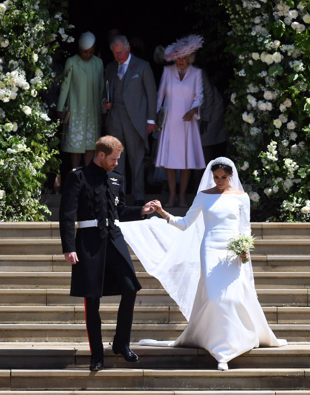 El 19 de mayo de 2018, Harry y Meghan Markle se daban el 'sí, quiero' en la capilla de San Jorge del Castillo de Windsor en una historia que parecía sacada de un guión de cine: la estrella cortesana y el príncipe se embarcaban en un bella historia de amor más allá de las clases sociales y los prejuicios. Tres años después esperan su segundo hijo y el amor continua siendo nexo de unión entre ambos pero su distanciamiento de la Casa Real ha sido inevitable.Ahora continúan juntos su vida en Estados Unidos.
