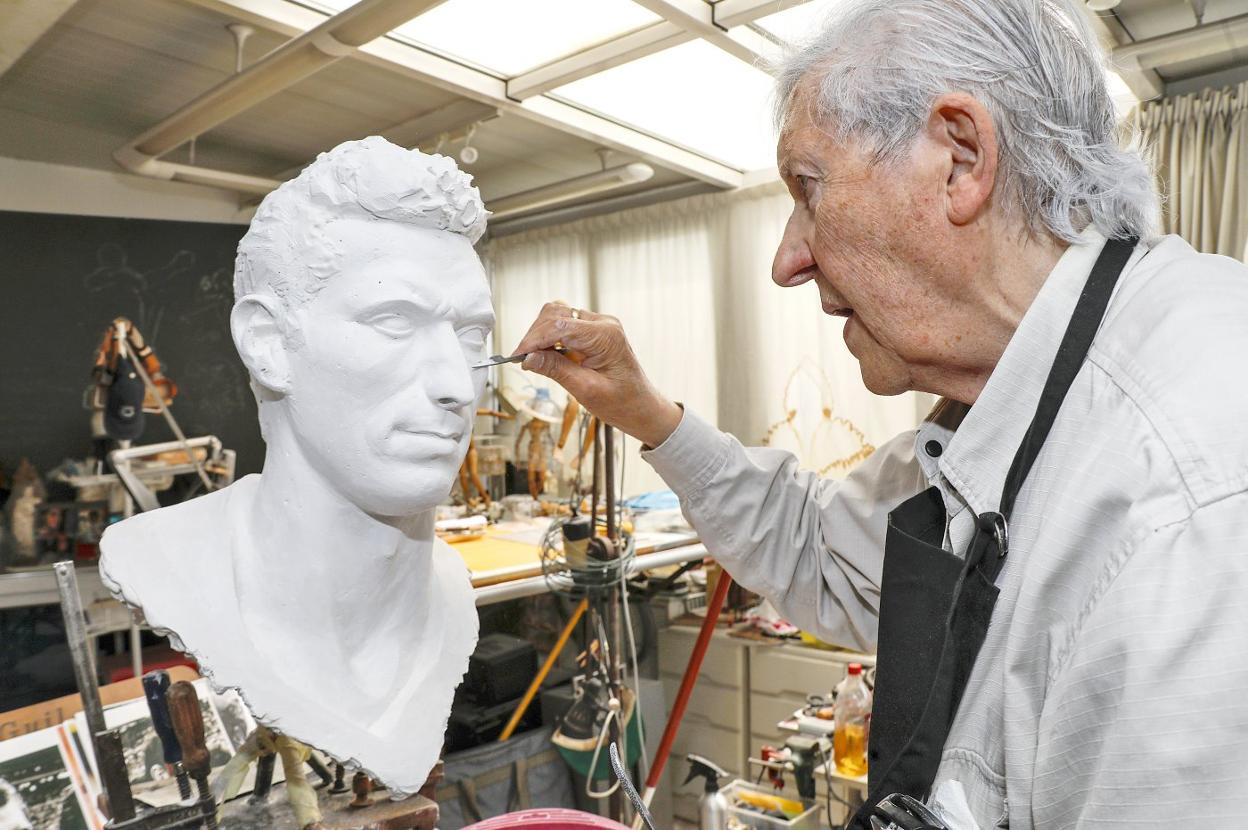 Santarúa, en su taller de Avilés, trabajando con el busto de Quini. 