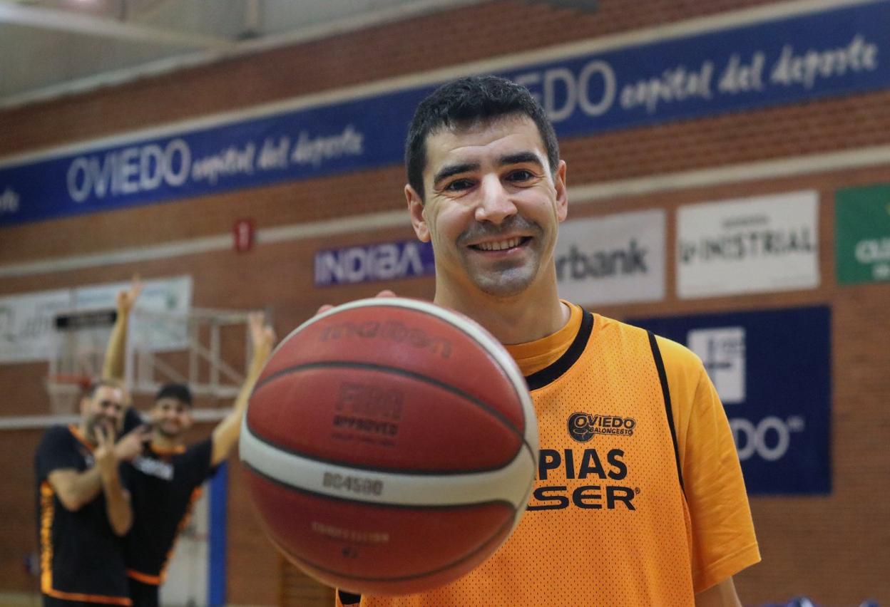 Saúl Blanco, tras el entrenamiento de ayer en Pumarín, con dos compañeros bromeando detrás. 