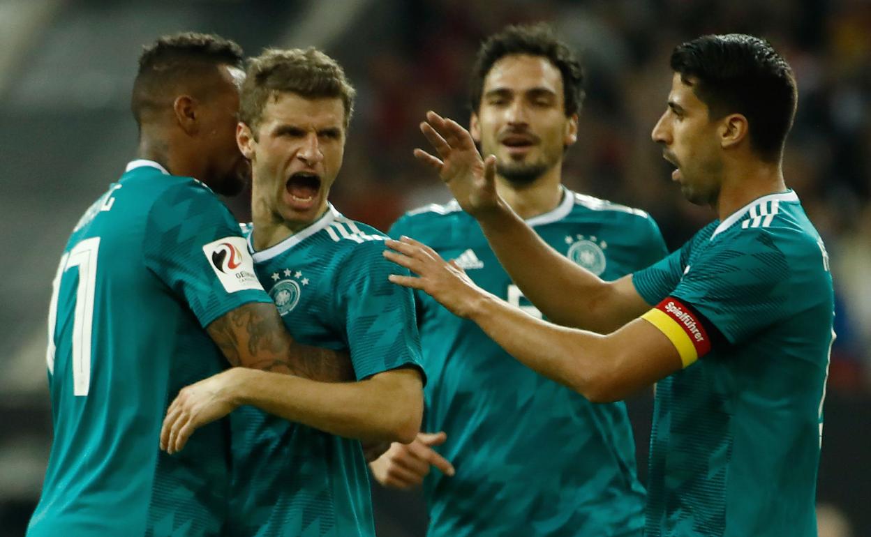 Müller (2i) y Hummels (2d), durante un partido con la selección alemana.