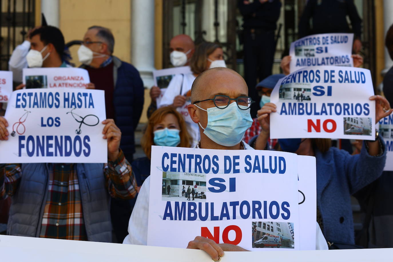 Los médicos asturianos se concentraron este jueves ante Presidencia para reclamar más tiempo y medios para atender a los pacientes. En las pancartas rezaban mensajes como «Centros de salud sí, ambulatorios no» y «Por favor, señor consejero, estamos trabajando como siempre». 