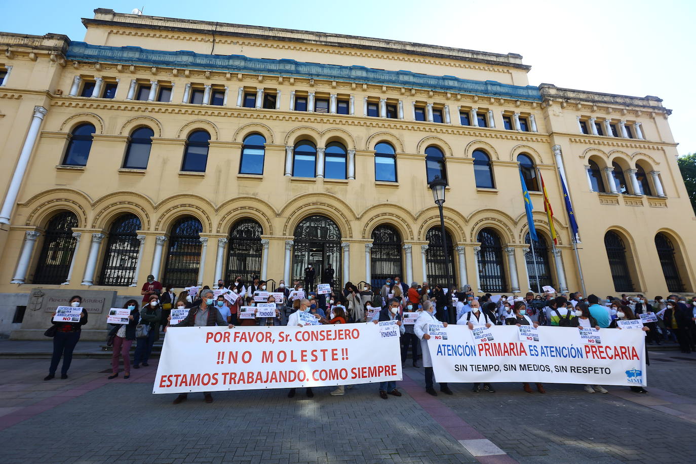Los médicos asturianos se concentraron este jueves ante Presidencia para reclamar más tiempo y medios para atender a los pacientes. En las pancartas rezaban mensajes como «Centros de salud sí, ambulatorios no» y «Por favor, señor consejero, estamos trabajando como siempre». 