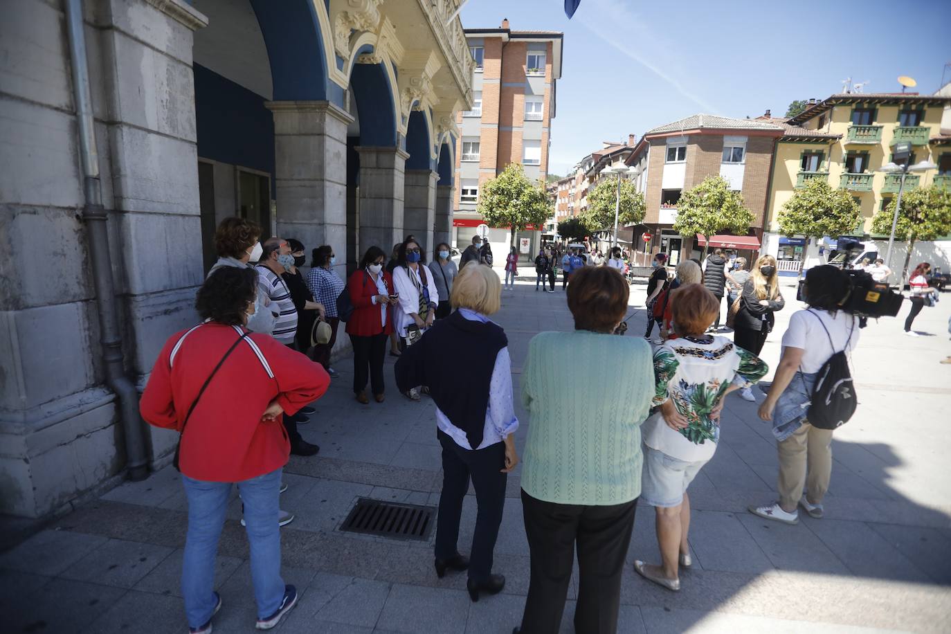 Decenas de personas se han concentrado este jueves en Oviedo y Laviana —donde se aplazó el acto oficial a mañana— como muestra de repulsa a la violencia machista después de que un hombre presuntamente asesinara esta madrugada a su expareja. María Teresa Aladro tenía 48 años, un hijo y una vida en Laviana. El suyo es el primer feminicidio en Asturias en 2021. Su asesino la ha convertido en la víctima número trece de la violencia machista en España en lo que va de año. 