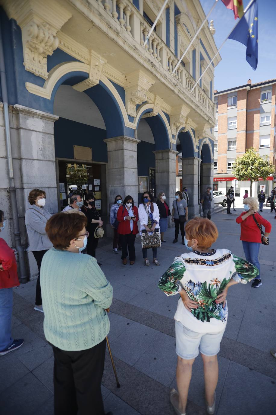 Decenas de personas se han concentrado este jueves en Oviedo y Laviana —donde se aplazó el acto oficial a mañana— como muestra de repulsa a la violencia machista después de que un hombre presuntamente asesinara esta madrugada a su expareja. María Teresa Aladro tenía 48 años, un hijo y una vida en Laviana. El suyo es el primer feminicidio en Asturias en 2021. Su asesino la ha convertido en la víctima número trece de la violencia machista en España en lo que va de año. 