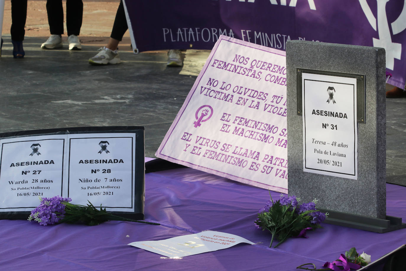 Decenas de personas se han concentrado este jueves en Oviedo y Laviana —donde se aplazó el acto oficial a mañana— como muestra de repulsa a la violencia machista después de que un hombre presuntamente asesinara esta madrugada a su expareja. María Teresa Aladro tenía 48 años, un hijo y una vida en Laviana. El suyo es el primer feminicidio en Asturias en 2021. Su asesino la ha convertido en la víctima número trece de la violencia machista en España en lo que va de año. 