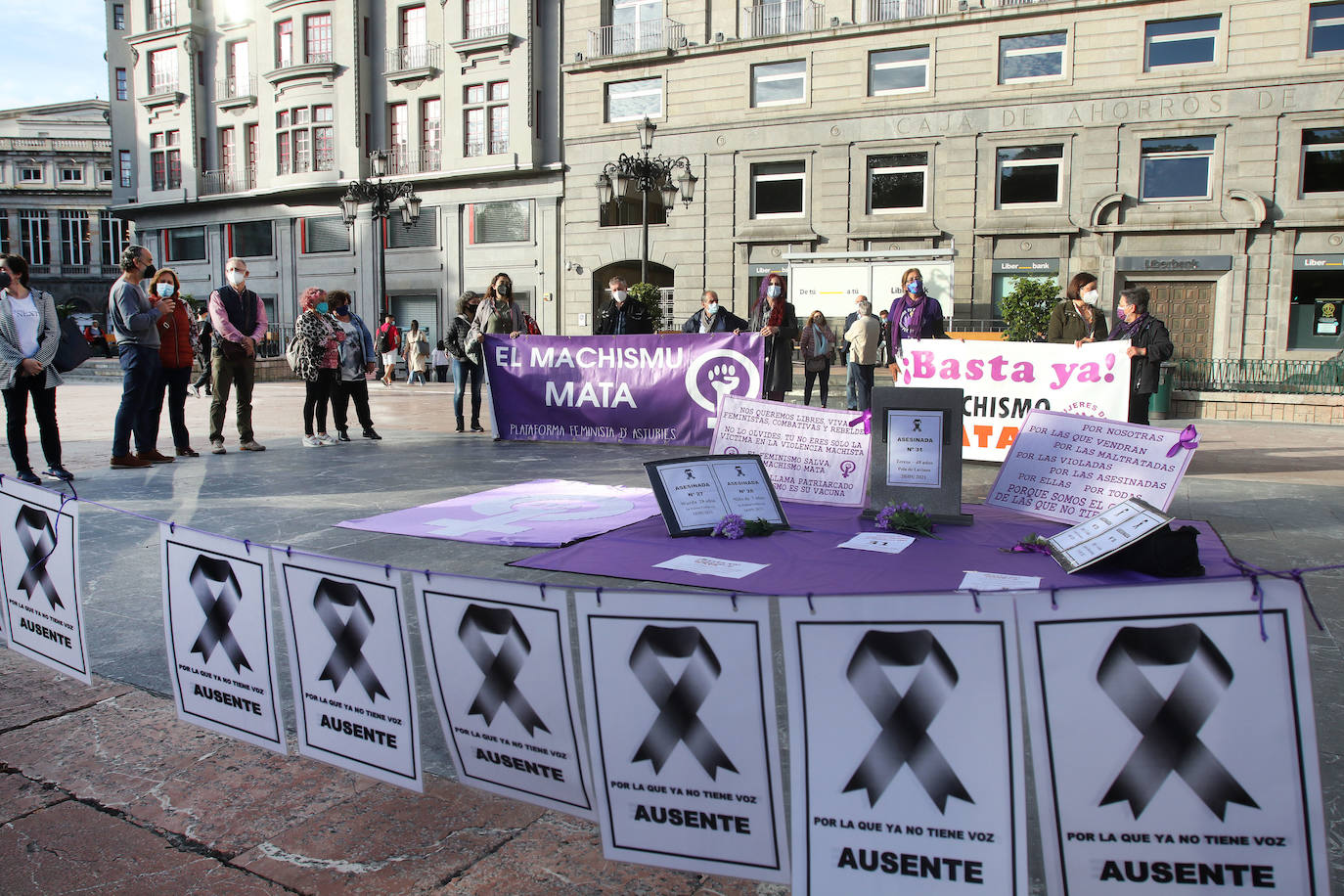 Decenas de personas se han concentrado este jueves en Oviedo y Laviana —donde se aplazó el acto oficial a mañana— como muestra de repulsa a la violencia machista después de que un hombre presuntamente asesinara esta madrugada a su expareja. María Teresa Aladro tenía 48 años, un hijo y una vida en Laviana. El suyo es el primer feminicidio en Asturias en 2021. Su asesino la ha convertido en la víctima número trece de la violencia machista en España en lo que va de año. 