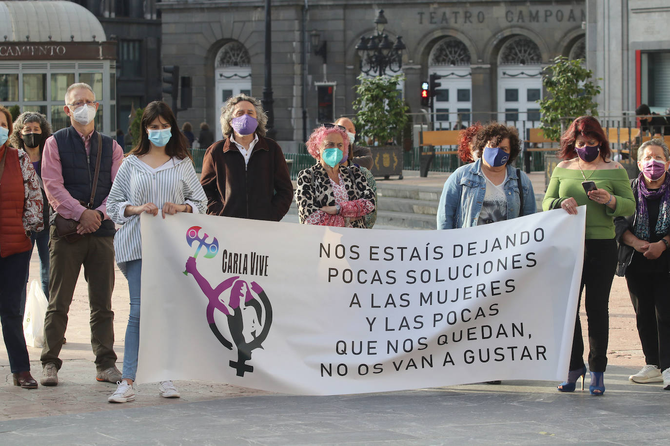 Decenas de personas se han concentrado este jueves en Oviedo y Laviana —donde se aplazó el acto oficial a mañana— como muestra de repulsa a la violencia machista después de que un hombre presuntamente asesinara esta madrugada a su expareja. María Teresa Aladro tenía 48 años, un hijo y una vida en Laviana. El suyo es el primer feminicidio en Asturias en 2021. Su asesino la ha convertido en la víctima número trece de la violencia machista en España en lo que va de año. 