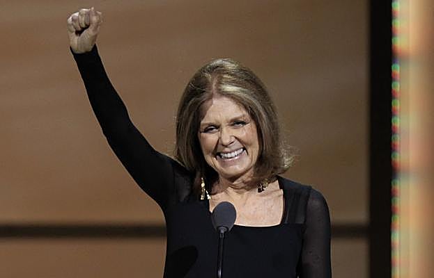 Gloria Steinem, faro y motor de la lucha por la igualdad, en uno de sus gestos más icónicos. 