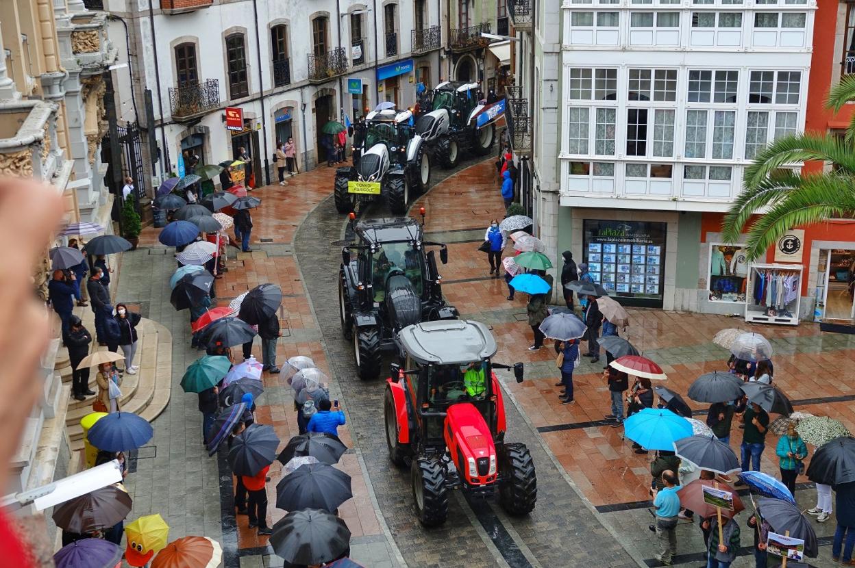 El pasado sábado, Llanes acogió una multitudinaria protesta contra los planes de protección del lobo. 