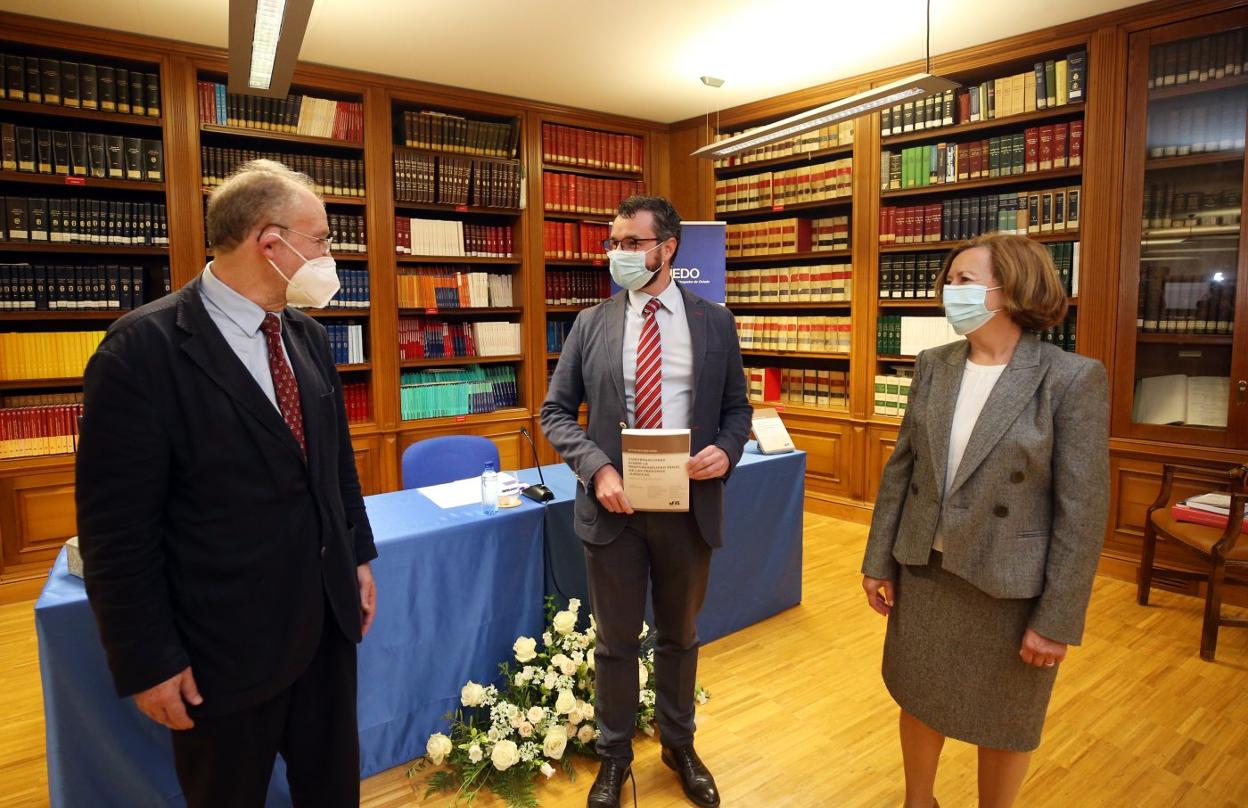 Leopoldo Tolivar, Víctor Martínez Patón y Manuela Junquera, en la presentación en el Colegio de Abogados. 