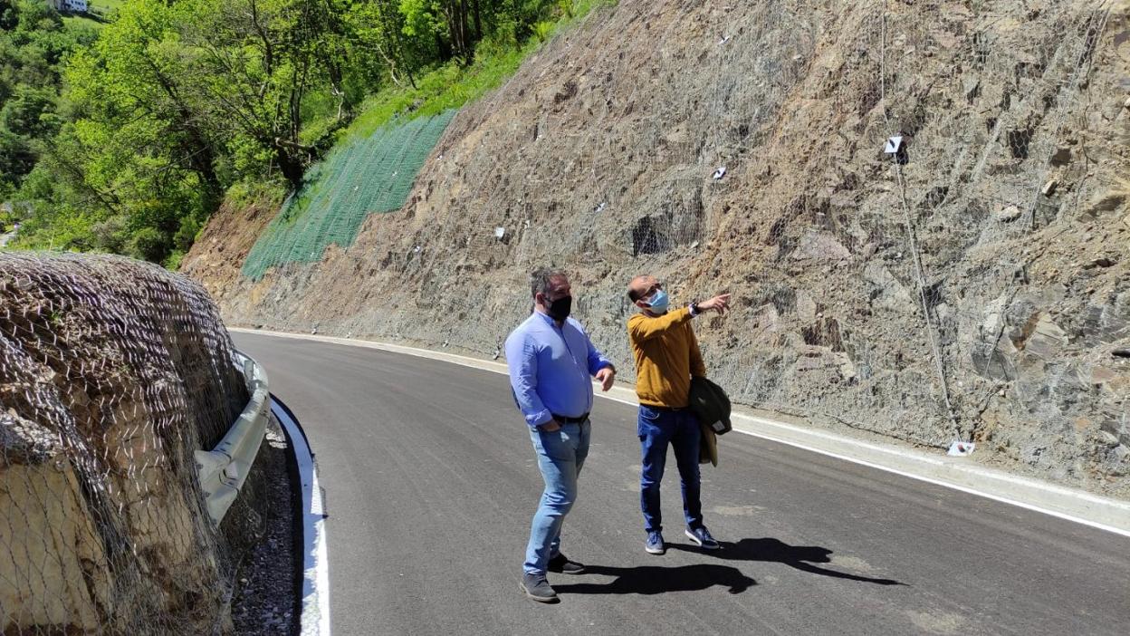 El director general de Montes, Fernando Prendes, y el alcalde, José Víctor Rodríguez, en la zona. 