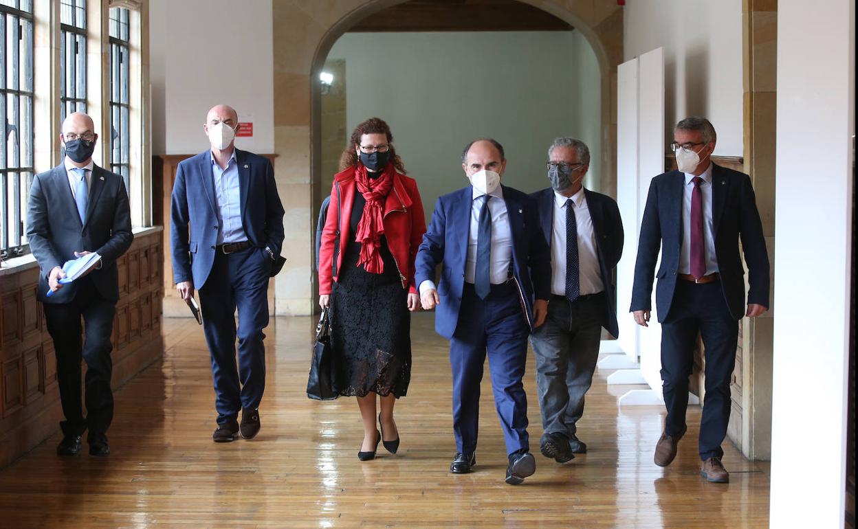 La presidenta de la ANECA y el rector, en el centro, junto a miembros de sus equipos, antes de la reunión celebrada.