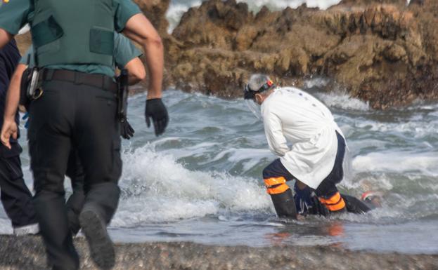 Imagen principal - Hallan un cadáver en el mar junto a la frontera de El Tarajal