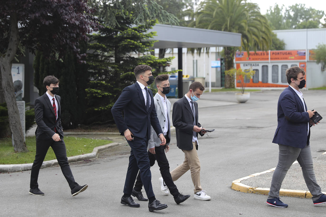 Los institutos de Gijón volvieron a retomar las graduaciones presenciales, después de un curso marcado por la pandemia. El Piles la hizo en el recinto ferial Luis Adaro, mientras que el Jimena optó por el centro educativo. Todos ellos respetando las medidas de seguridad.