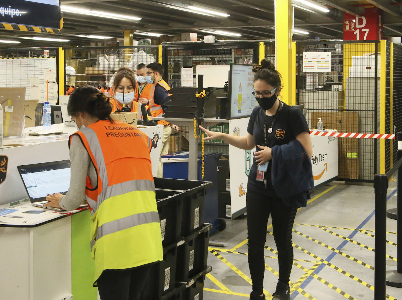 El centro logístico de Amazon en Barcelona da servicio a otros más pequeños y tiene muchas similitudes con la instalación que este gigante comercial y de la logística construye en Siero. 