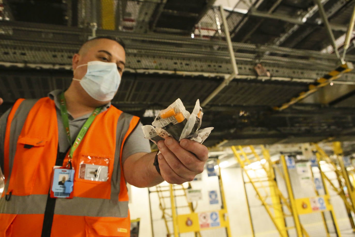 El centro logístico de Amazon en Barcelona da servicio a otros más pequeños y tiene muchas similitudes con la instalación que este gigante comercial y de la logística construye en Siero. 