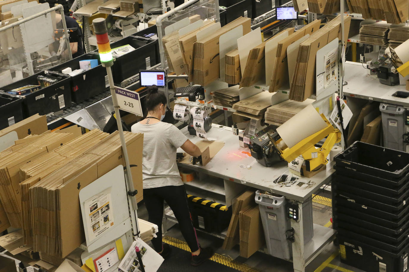 El centro logístico de Amazon en Barcelona da servicio a otros más pequeños y tiene muchas similitudes con la instalación que este gigante comercial y de la logística construye en Siero. 