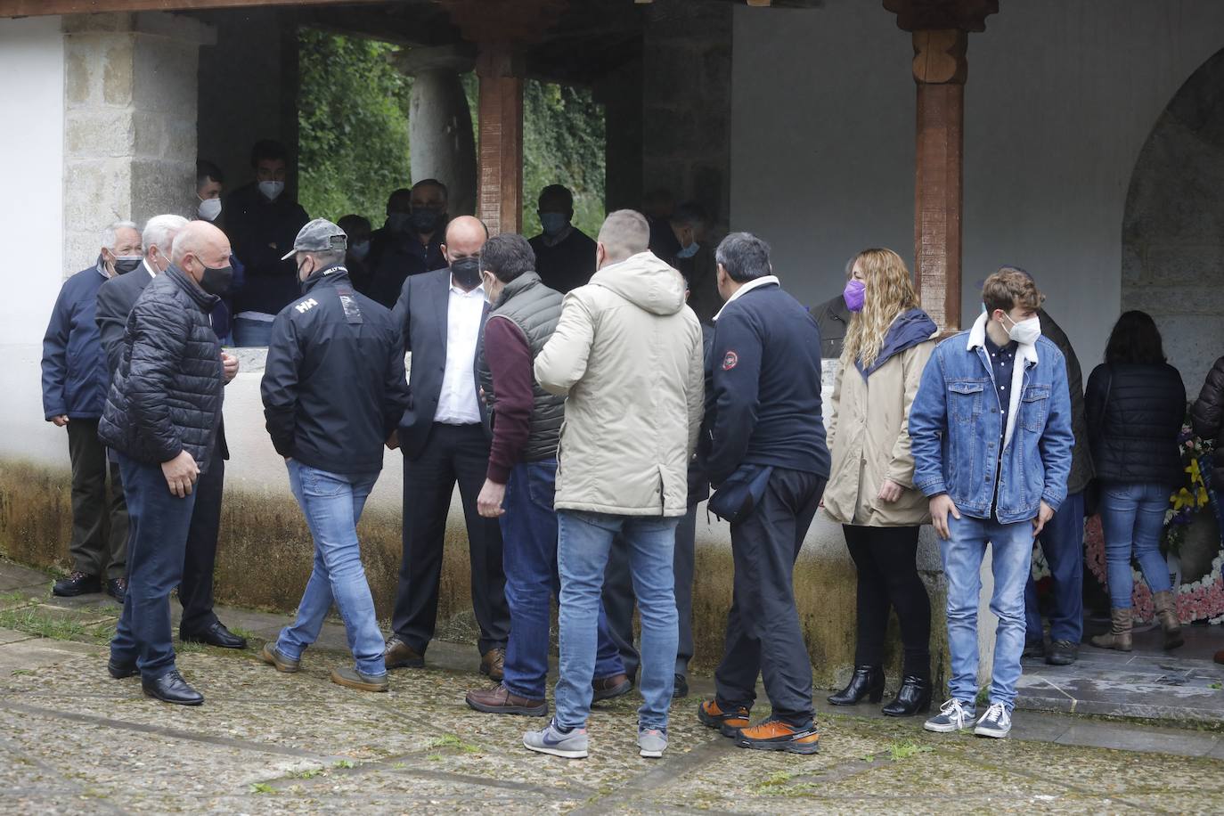  El funeral de María Teresa Aladro, la primera víctima del machismo este año en Asturias, se ha celebrado este viernes en Laviana ante la conmoción de sus familiares, amigos y vecinos. 