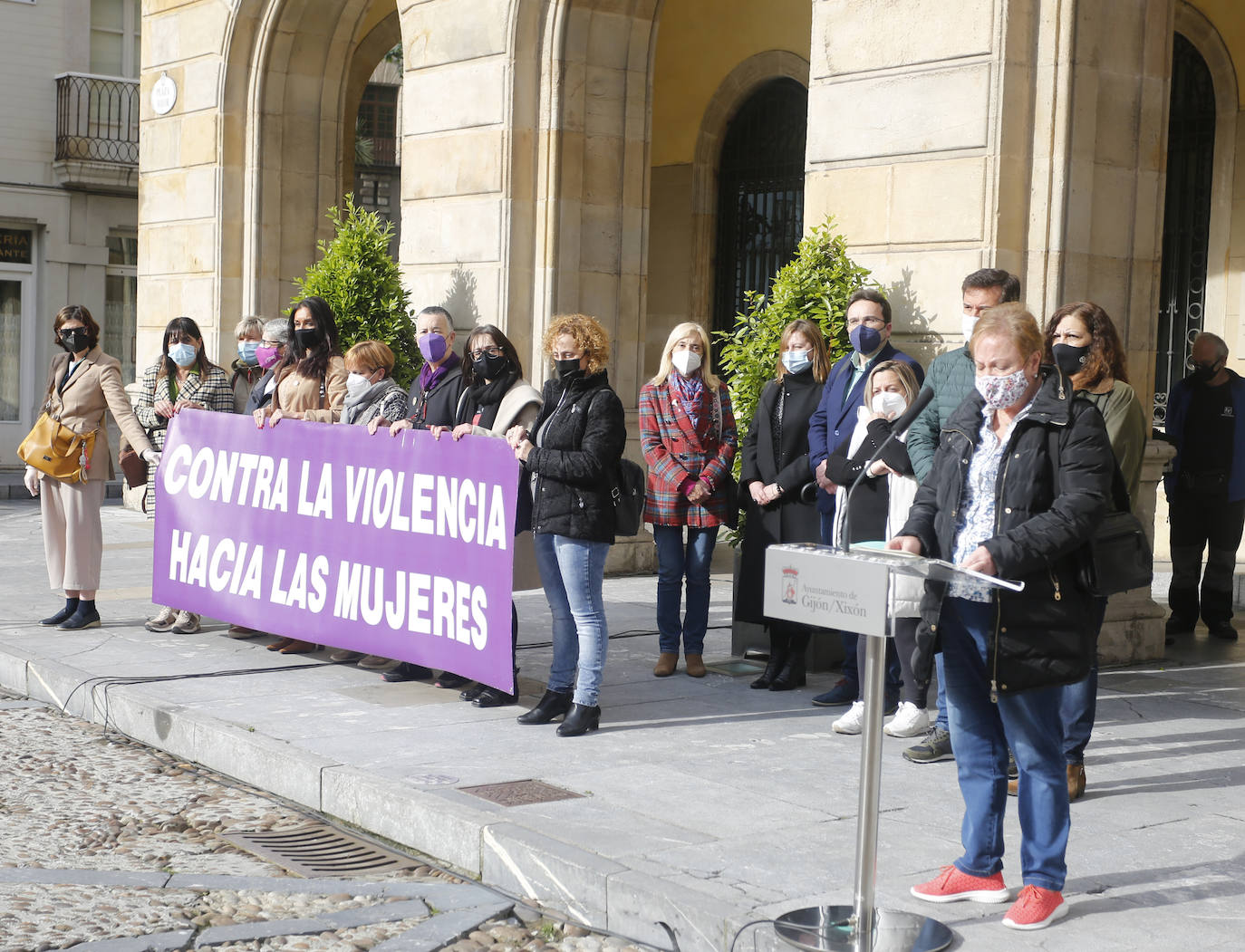 Vecinos de distintas localidades asturianas y responsables públicos de diferentes administraciones y signos políticos se han unido en el rechazo a la violencia machista tras el asesinato de Teresa Aladro en Pola Laviana.