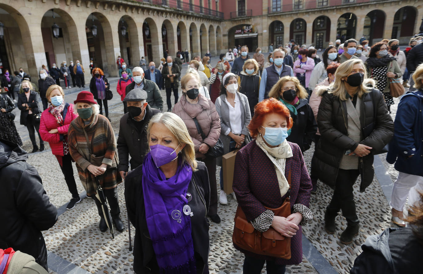 Vecinos de distintas localidades asturianas y responsables públicos de diferentes administraciones y signos políticos se han unido en el rechazo a la violencia machista tras el asesinato de Teresa Aladro en Pola Laviana.