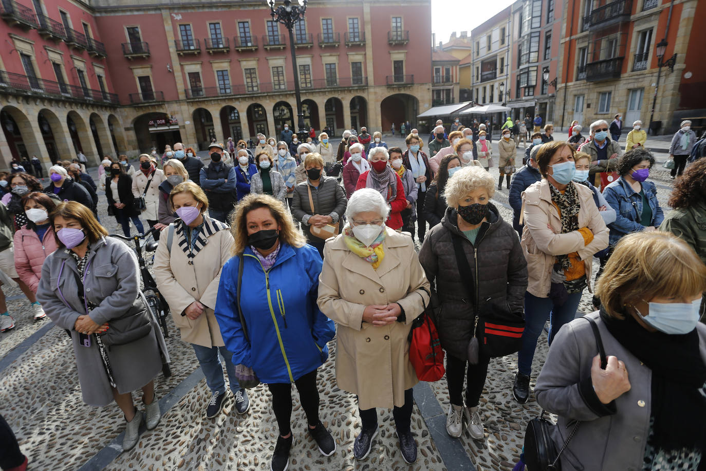 Vecinos de distintas localidades asturianas y responsables públicos de diferentes administraciones y signos políticos se han unido en el rechazo a la violencia machista tras el asesinato de Teresa Aladro en Pola Laviana.