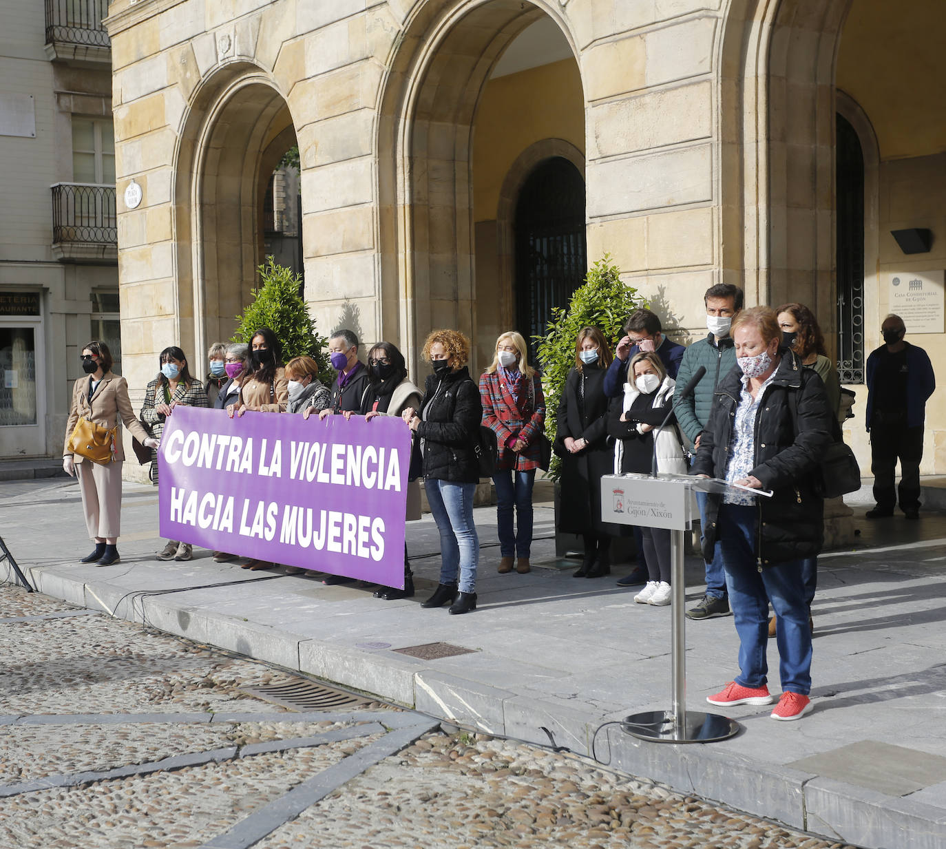 Vecinos de distintas localidades asturianas y responsables públicos de diferentes administraciones y signos políticos se han unido en el rechazo a la violencia machista tras el asesinato de Teresa Aladro en Pola Laviana.