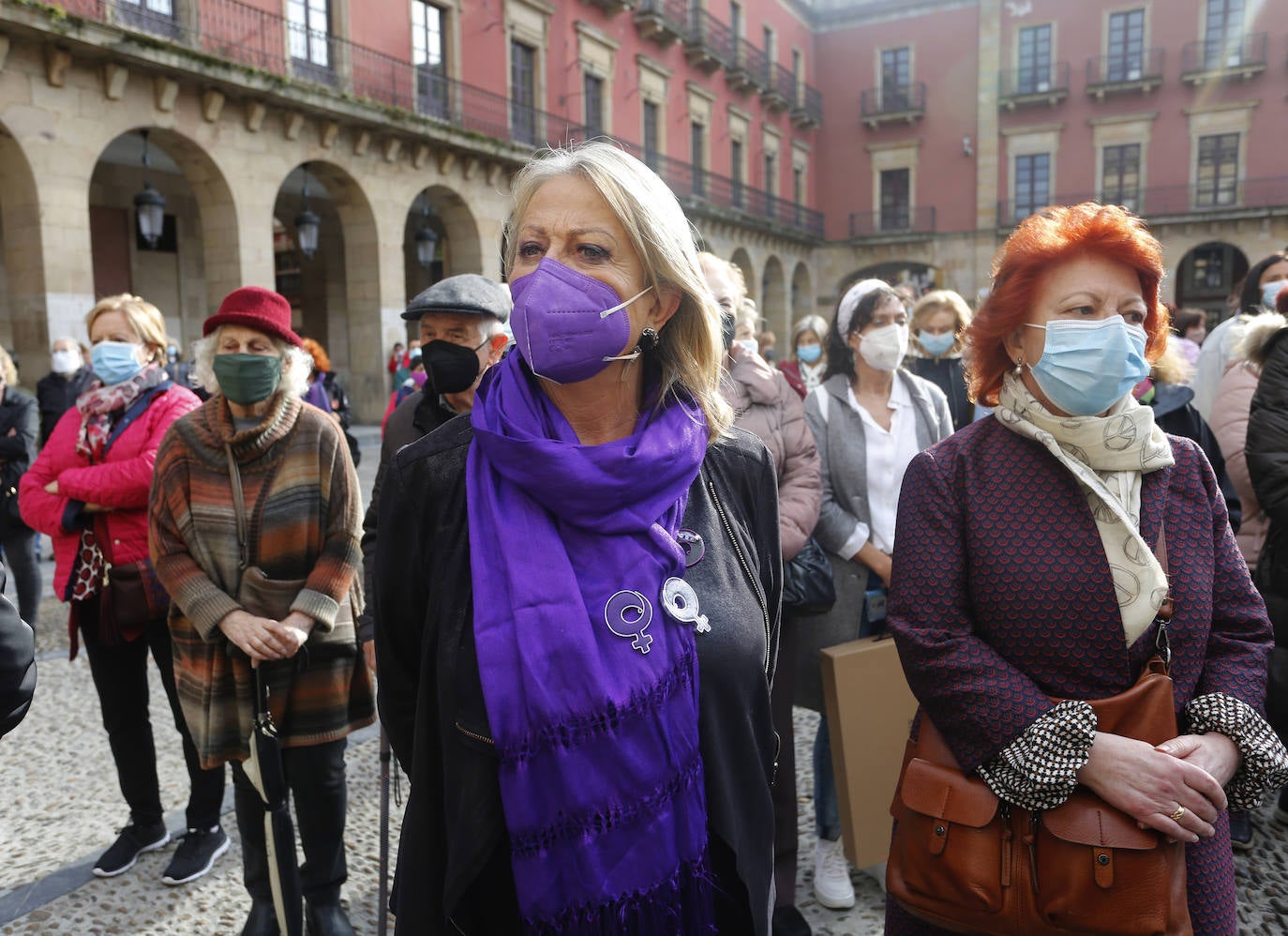 Vecinos de distintas localidades asturianas y responsables públicos de diferentes administraciones y signos políticos se han unido en el rechazo a la violencia machista tras el asesinato de Teresa Aladro en Pola Laviana.