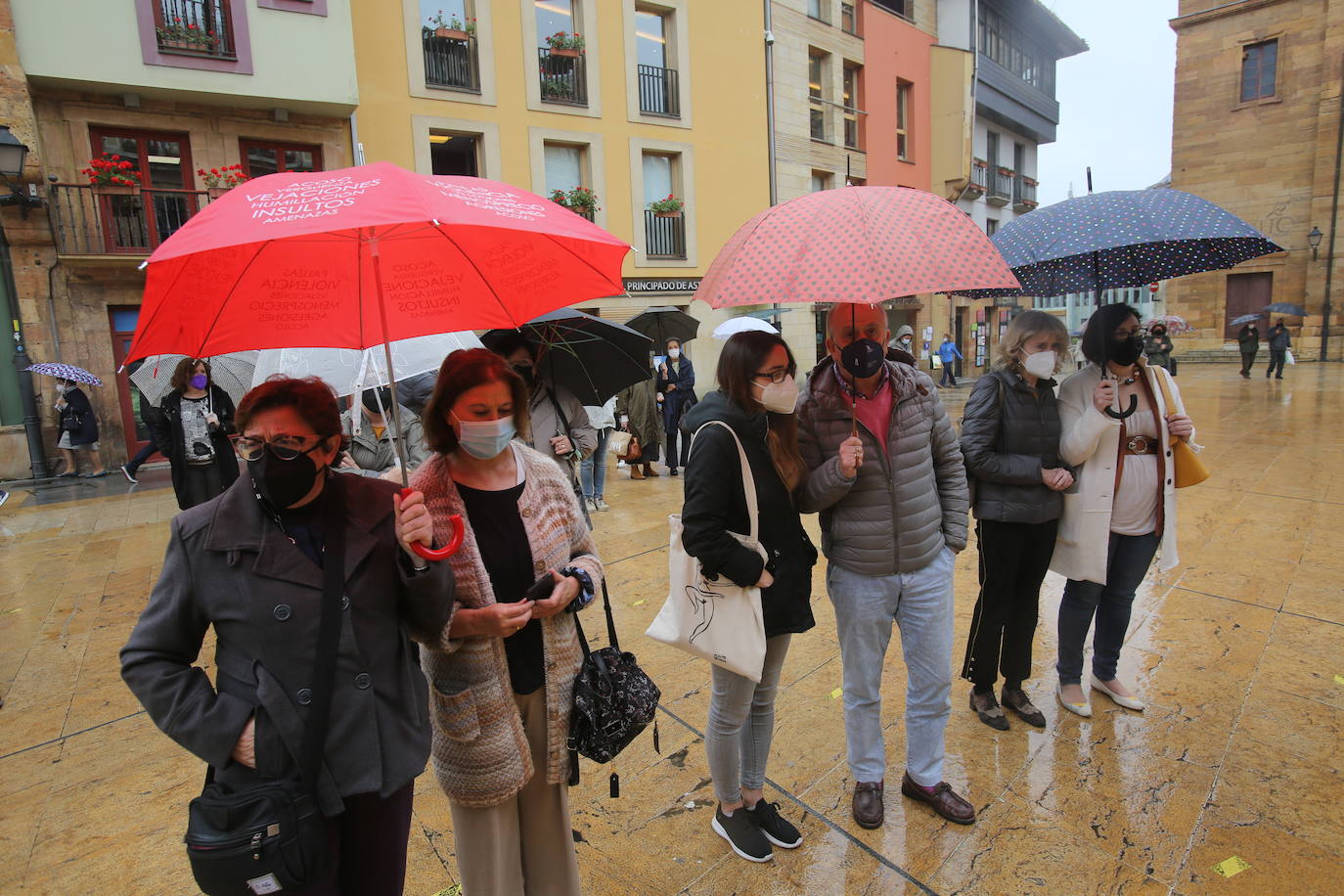 Vecinos de distintas localidades asturianas y responsables públicos de diferentes administraciones y signos políticos se han unido en el rechazo a la violencia machista tras el asesinato de Teresa Aladro en Pola Laviana.