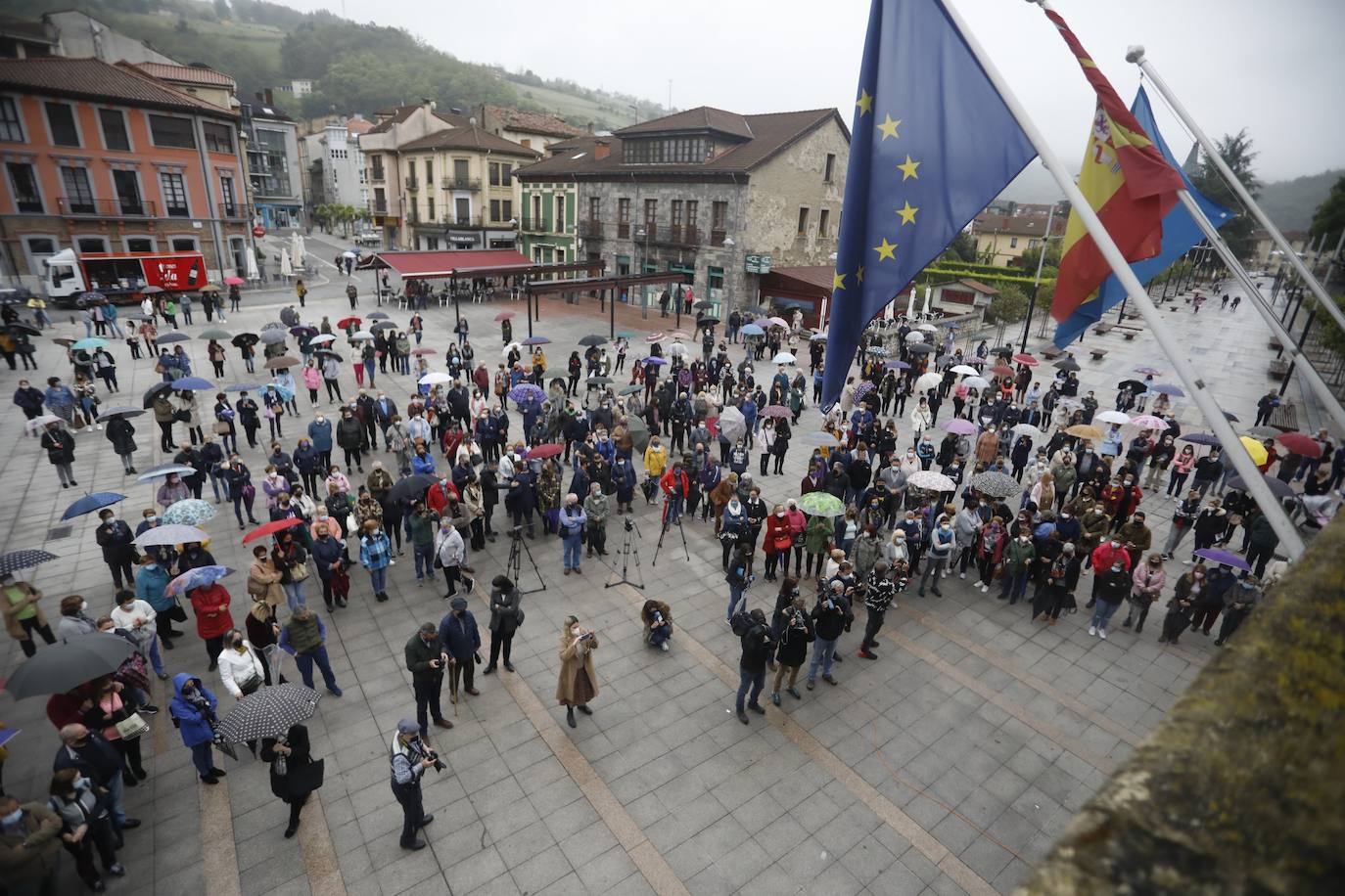 Vecinos de distintas localidades asturianas y responsables públicos de diferentes administraciones y signos políticos se han unido en el rechazo a la violencia machista tras el asesinato de Teresa Aladro en Pola Laviana.