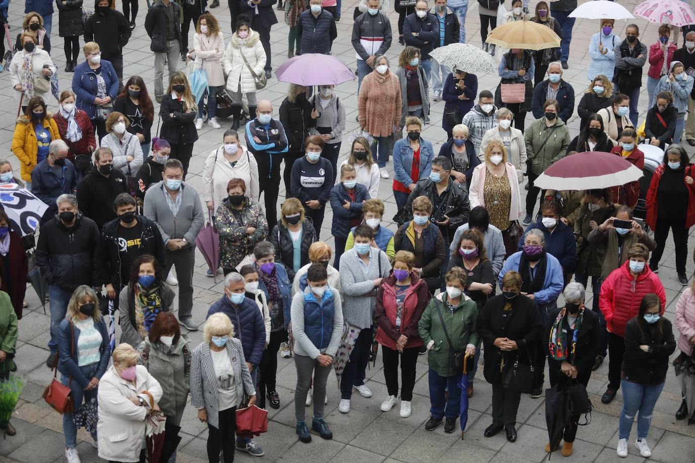 Vecinos de distintas localidades asturianas y responsables públicos de diferentes administraciones y signos políticos se han unido en el rechazo a la violencia machista tras el asesinato de Teresa Aladro en Pola Laviana.