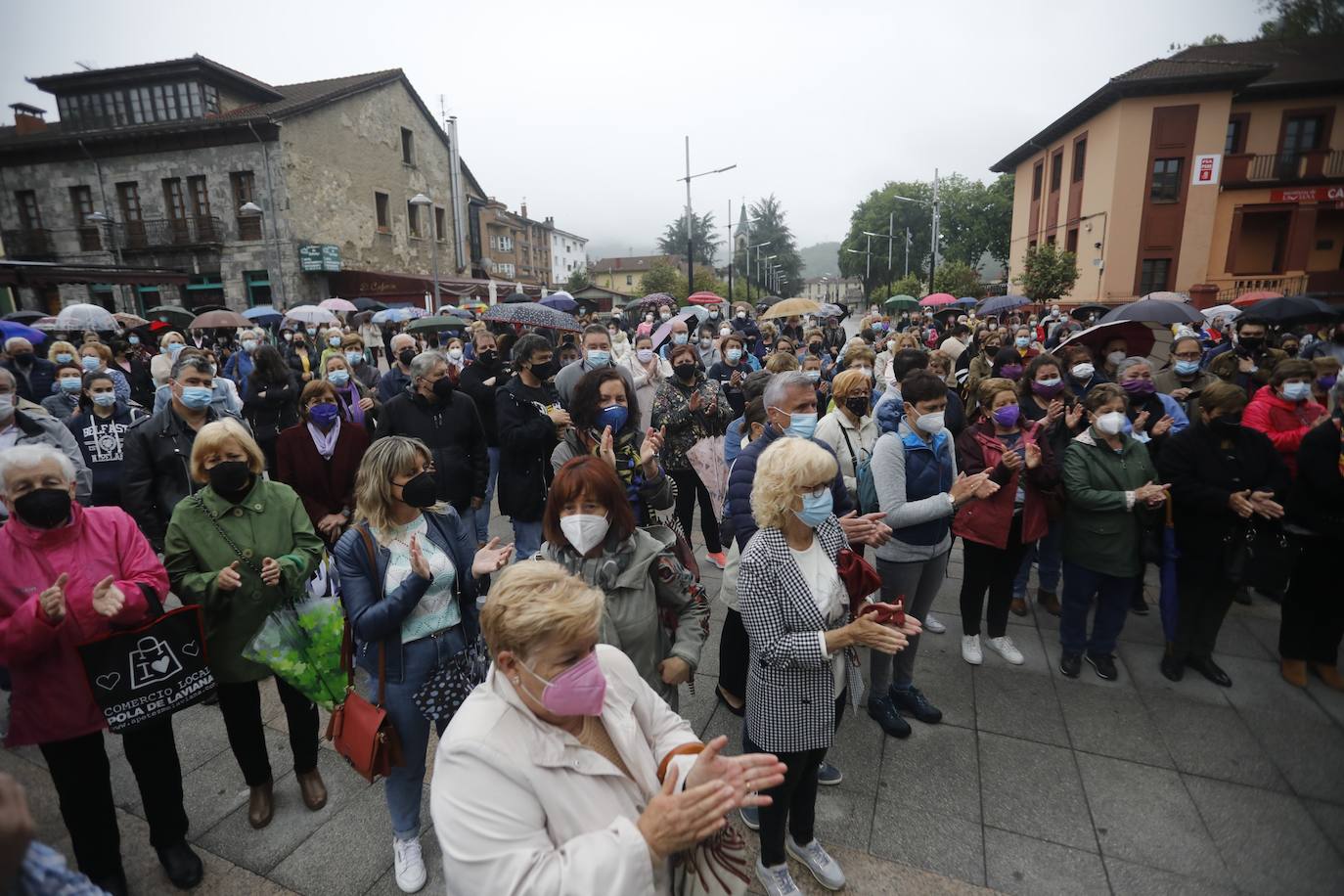 Vecinos de distintas localidades asturianas y responsables públicos de diferentes administraciones y signos políticos se han unido en el rechazo a la violencia machista tras el asesinato de Teresa Aladro en Pola Laviana.