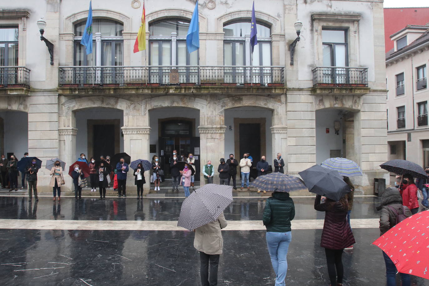 Vecinos de distintas localidades asturianas y responsables públicos de diferentes administraciones y signos políticos se han unido en el rechazo a la violencia machista tras el asesinato de Teresa Aladro en Pola Laviana.