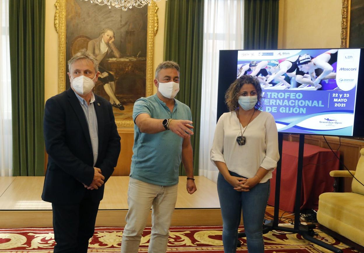 José Ramón Tuero entre el presidente olayista, José Enrique Plaza, y Beatriz Álvarez. 