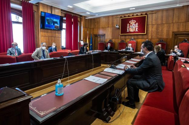 Los abogados de las partes y la fiscal defienden sus posturas ante la Sala Civil y Penal del TSJA. 