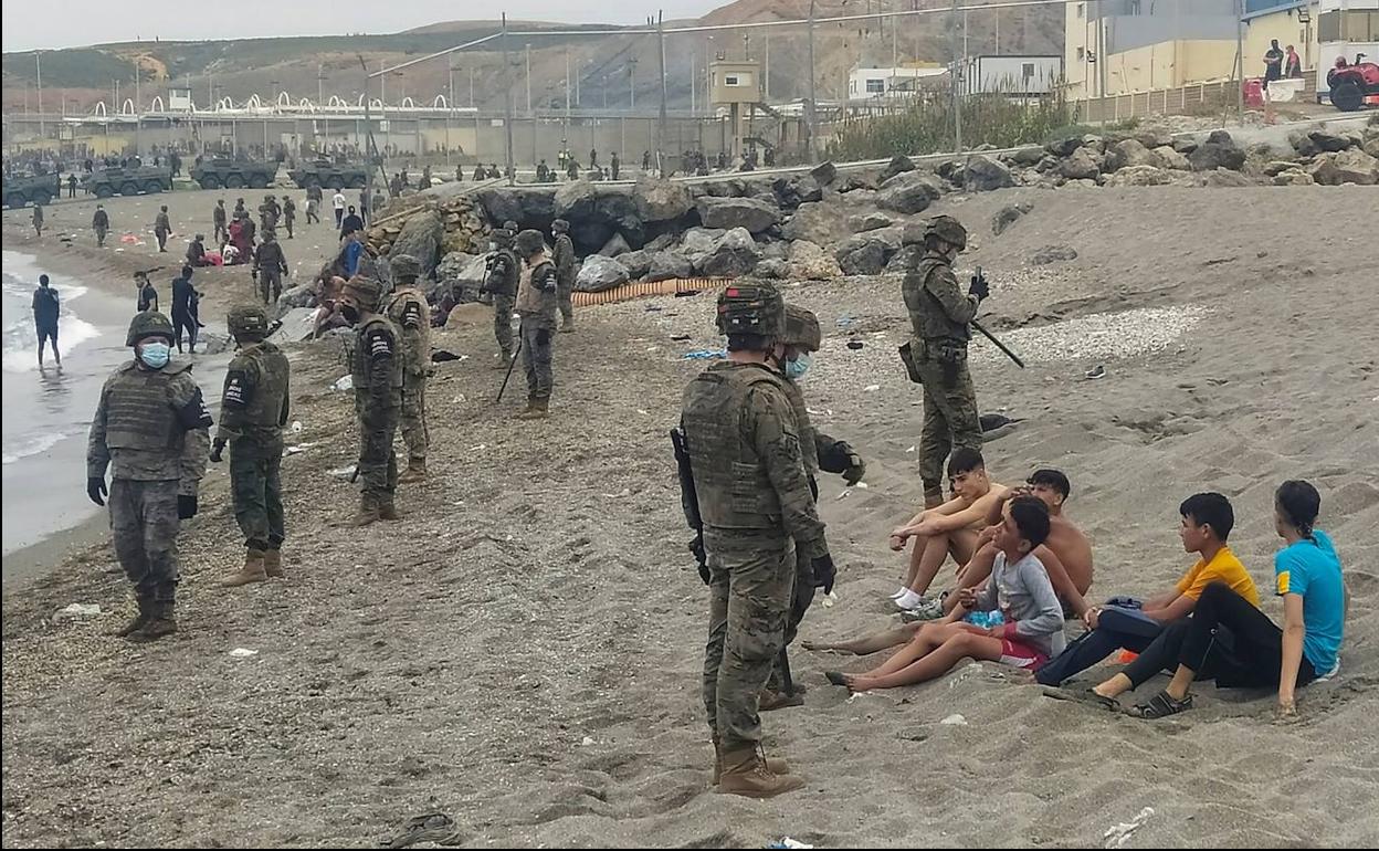 Miembros del Ejército desplegados en Ceuta durante la llegada masiva de migrantes de esta semana, muchos de ellos menores.
