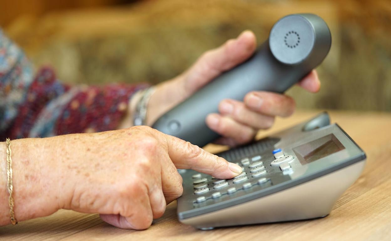 Una persona realiza una llamada telefónica 