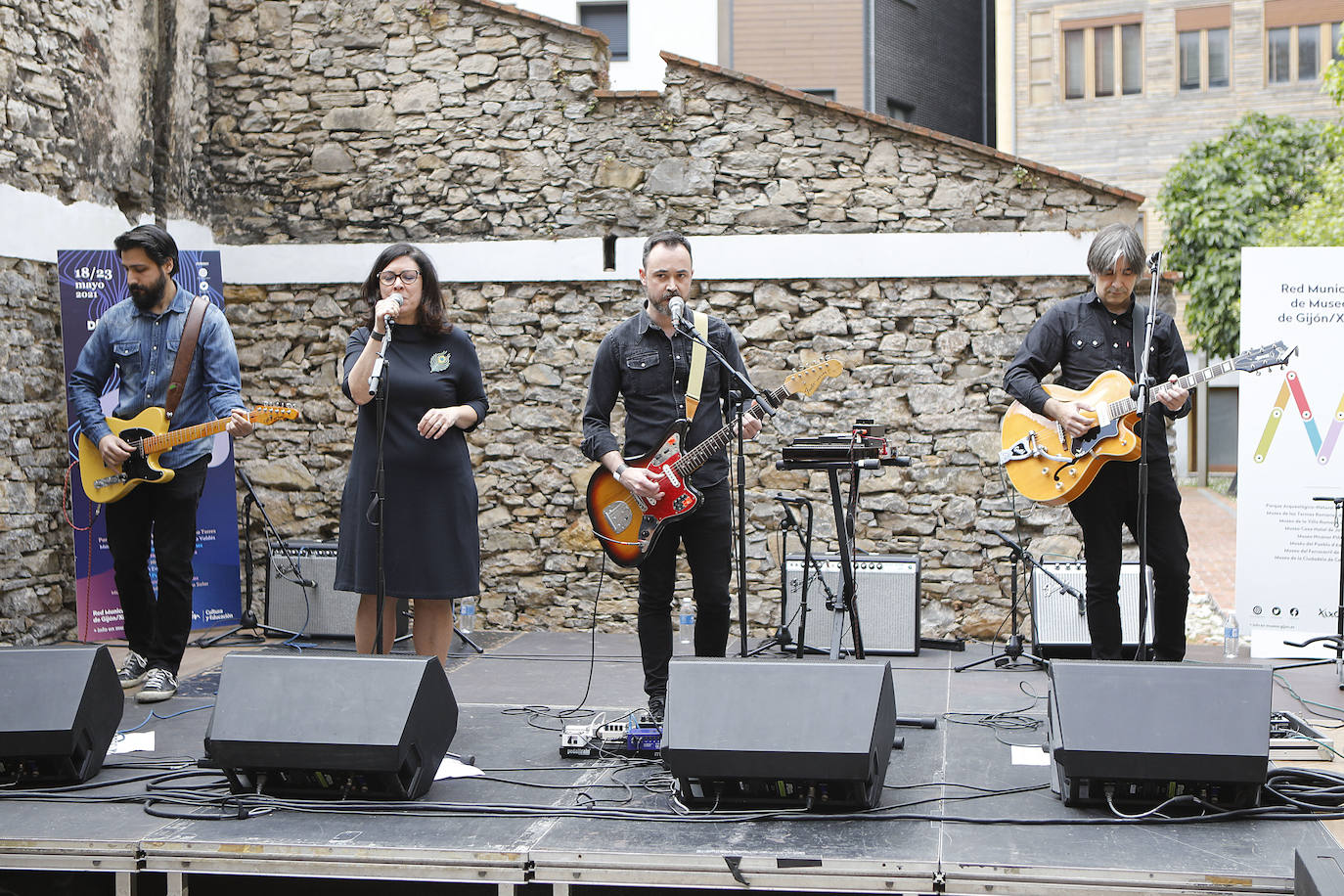 Con motivo del Día de los Museos, distintos puntos de Gijón como el Pueblo de Asturias, el Museo del Ferrocarril y Ciudadela acogieron distintas actuaciones musicales a cargo de Elle Belga, Los Estanques y Villana.